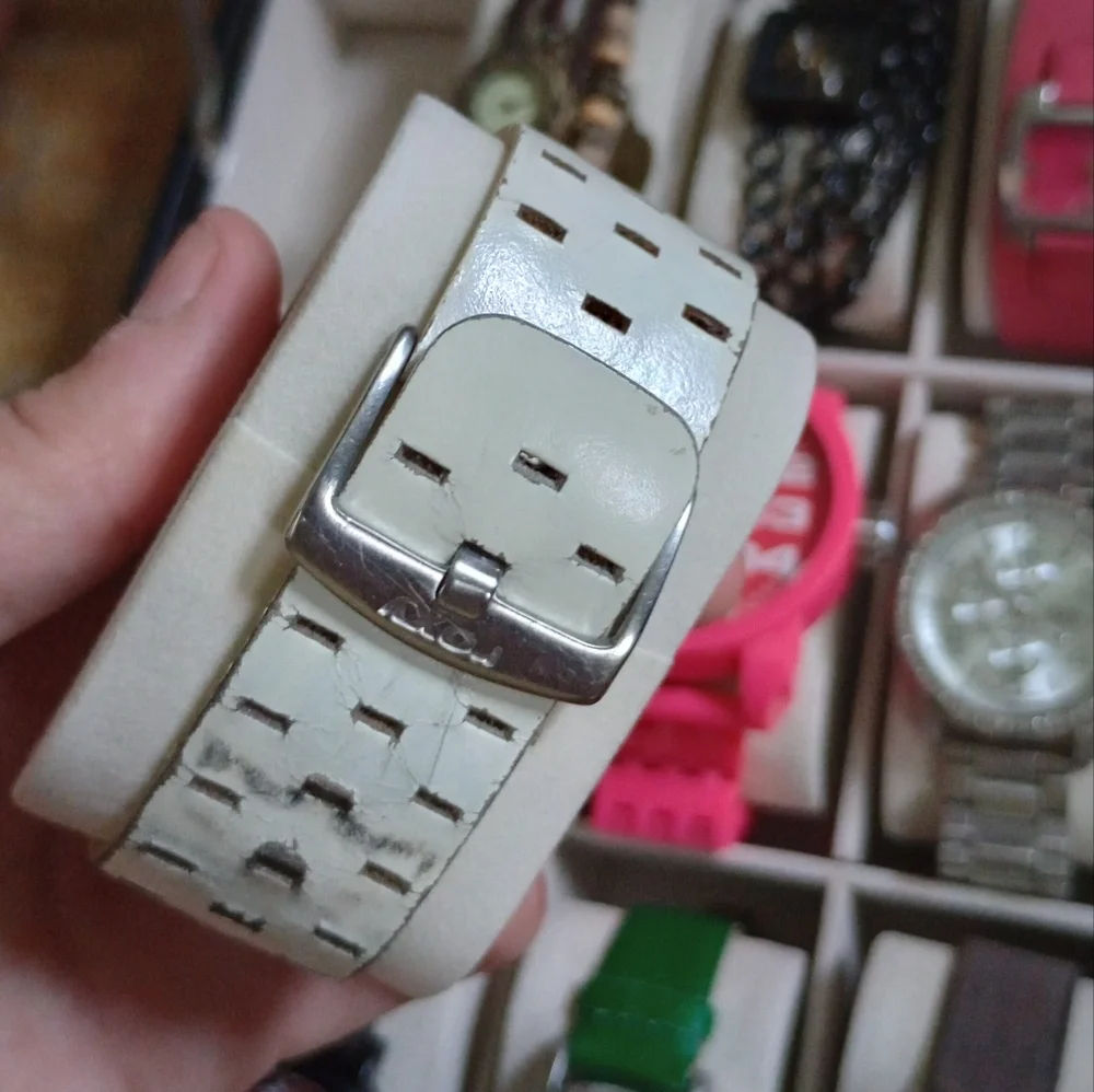 Y2K Roxy Leather Strap Watch - Picture 4 of 4
